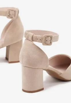 Beżowe Czółenka na Słupku ze Skórzaną Wkładką Ozdobione Paskiem przy Kostce Clarissara