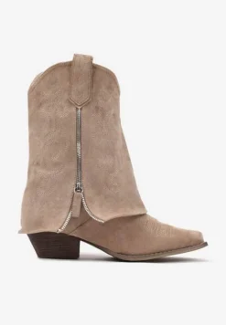 Beżowe Ekozamszowe Botki Typu Kowbojki z Cholewką Imitującą Nogawkę i Ozdobnym Haftem Ittana