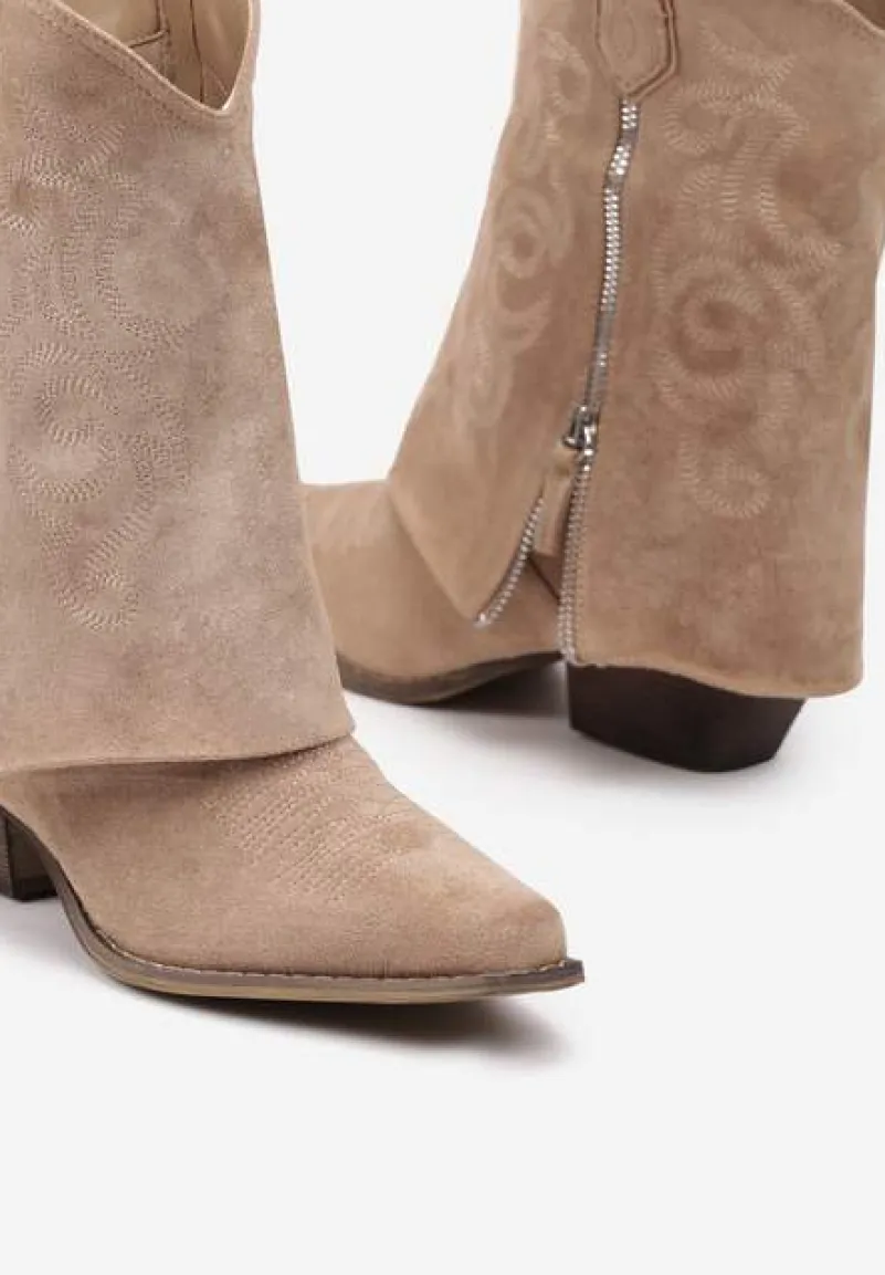 Beżowe Ekozamszowe Botki Typu Kowbojki z Cholewką Imitującą Nogawkę i Ozdobnym Haftem Ittana