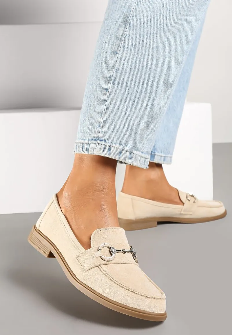 Beżowe Ekozamszowe Mokasyny z Ozdobną Metalową Aplikacją Ravarielen