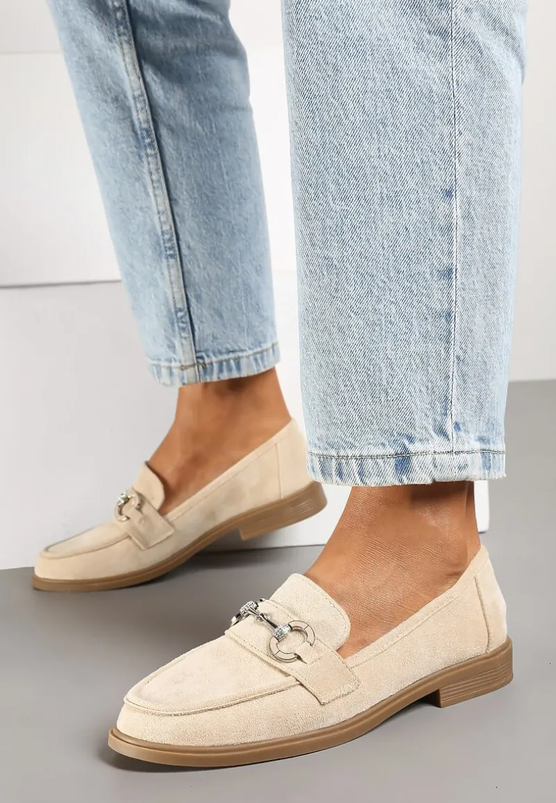 Beżowe Ekozamszowe Mokasyny z Ozdobną Metalową Aplikacją Ravarielen