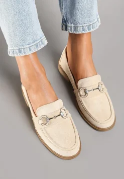 Beżowe Ekozamszowe Mokasyny z Ozdobną Metalową Aplikacją Ravarielen