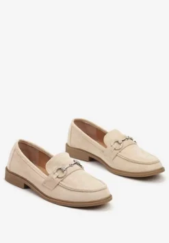 Beżowe Ekozamszowe Mokasyny z Ozdobną Metalową Aplikacją Ravarielen