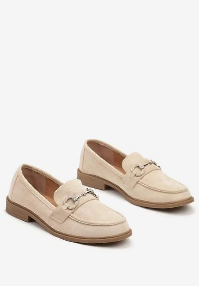 Beżowe Ekozamszowe Mokasyny z Ozdobną Metalową Aplikacją Ravarielen