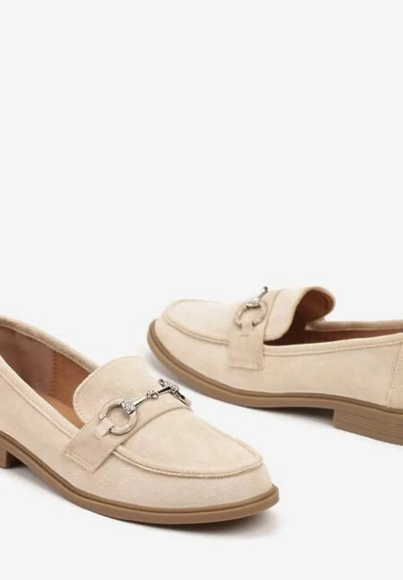 Beżowe Ekozamszowe Mokasyny z Ozdobną Metalową Aplikacją Ravarielen