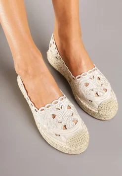 Beżowe Espadryle na Podeszwie z Plecionki Zdobione Ażurowym Wzorem Elnil