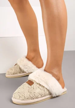 Beżowe Kapcie na Płaskiej Podeszwie z Naszywką i Futerkiem Sialenna
