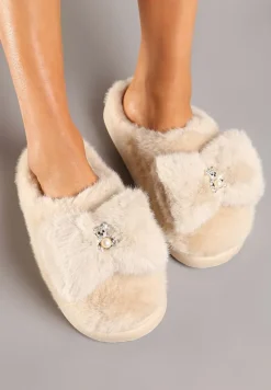Beżowe Kapcie z Futerka Ozdobione Kokardką i Biżuteryjnymi Misiem Mesida