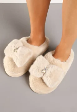 Beżowe Kapcie z Futerka Ozdobione Kokardką i Biżuteryjnymi Misiem Mesida