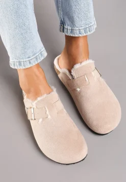 Beżowe Kapcie z Imitacji Zamszu na Korkowej Podeszwie z Ozdobną Klamrą Riaseth