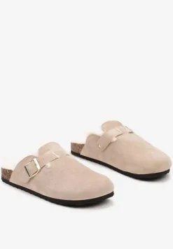 Beżowe Kapcie z Imitacji Zamszu na Korkowej Podeszwie z Ozdobną Klamrą Riaseth