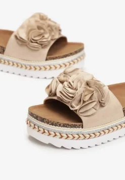 Beżowe Klapki na Dekoracyjnej Platformie z Szerokim Paskiem Manilin