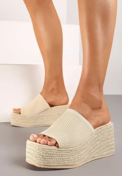 Beżowe Klapki na Koturnie Ozdobionym Plecionką Obdaria