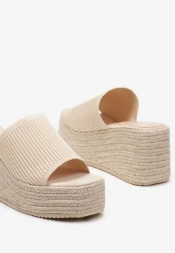 Beżowe Klapki na Koturnie Ozdobionym Plecionką Obdaria