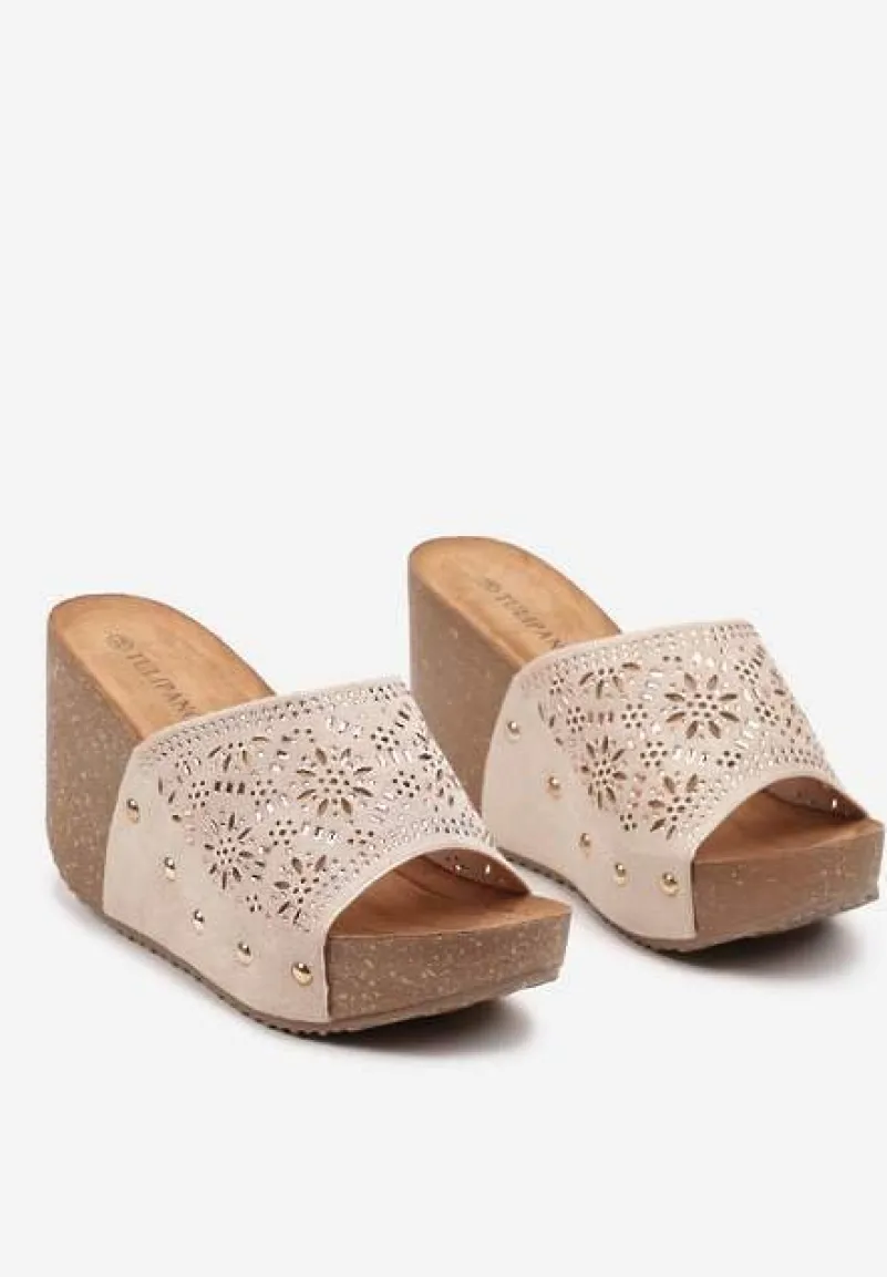 Beżowe Klapki na Koturnie z Ażurowym Wzorem Ozdobione Nitami Risstella