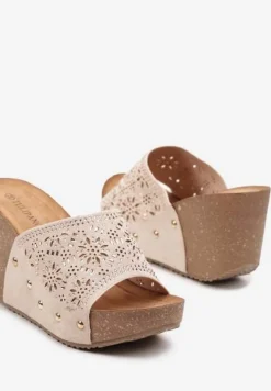 Beżowe Klapki na Koturnie z Ażurowym Wzorem Ozdobione Nitami Risstella
