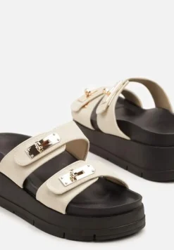 Beżowe Klapki na Koturnie Zdobione Metalicznymi Aplikacjami Lilivaria