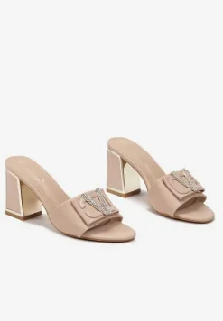 Beżowe Klapki na Metalicznym Obcasie z Biżuteryjną Klamerką Cindelaria
