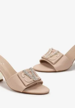 Beżowe Klapki na Metalicznym Obcasie z Biżuteryjną Klamerką Cindelaria