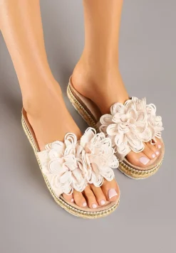 Beżowe Klapki na Niskiej Platformie z Ozdobną Aplikacją z Kwiatem Soprine
