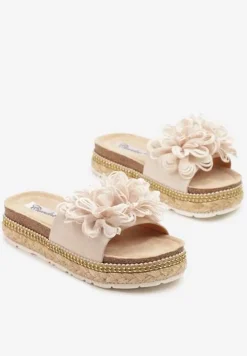Beżowe Klapki na Niskiej Platformie z Ozdobną Aplikacją z Kwiatem Soprine