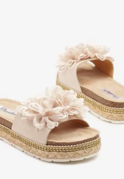 Beżowe Klapki na Niskiej Platformie z Ozdobną Aplikacją z Kwiatem Soprine