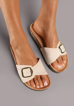 Beżowe Klapki na Płaskiej Korkowej Podeszwie z Metaliczną Klamrą z Przodu Dolvalia