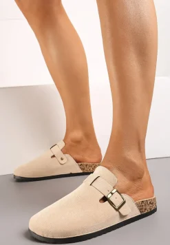 Beżowe Klapki na Płaskiej Korkowej Podeszwie z Zakrytym Przodem Ozdobione Klamrą Atheine
