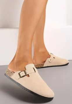 Beżowe Klapki na Płaskiej Korkowej Podeszwie z Zakrytym Przodem Ozdobione Klamrą Atheine