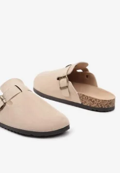 Beżowe Klapki na Płaskiej Korkowej Podeszwie z Zakrytym Przodem Ozdobione Klamrą Atheine