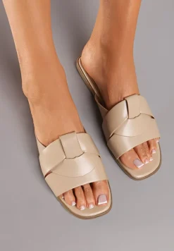 Beżowe Klapki na Płaskiej Podeszwie z Ozdobnymi Paskami i Kwadratowym Noskiem Lunivia