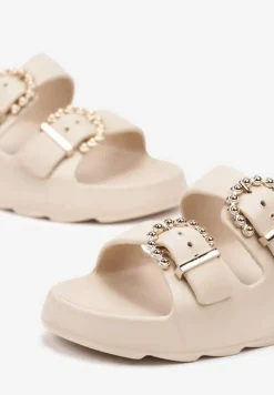 Beżowe Klapki na Płaskiej Podeszwie z Ozdobnymi Paskami i Metalicznymi Klamrami Missalori