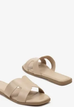 Beżowe Klapki na Płaskiej Podeszwie Ozdobione Metalicznymi Paskami i Kwadratowym Noskiem Sonivia