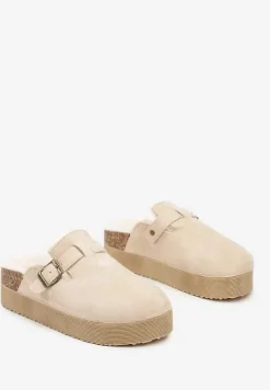 Beżowe Klapki na Platformie Ozdobione Klamrą i Futerkiem Lasandra