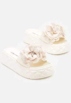 Beżowe Klapki na Platformie z Pikowaniem i Kwiatową Aplikacją 3D Sananira