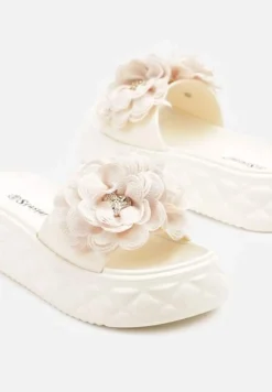 Beżowe Klapki na Platformie z Pikowaniem i Kwiatową Aplikacją 3D Sananira