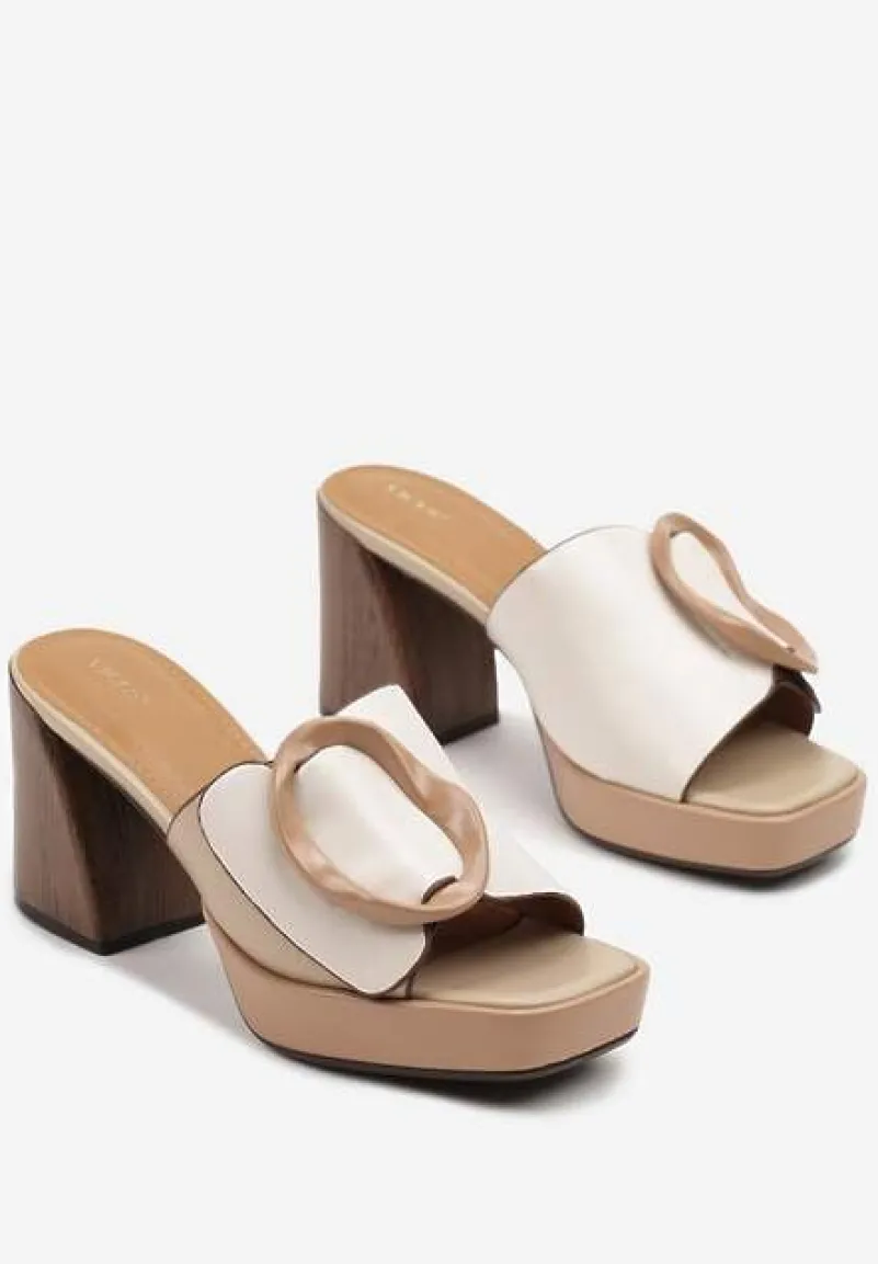 Beżowe Klapki na Platformie i Słupku Vices Ozdobione Nieregularną Klamrą Nilarisa