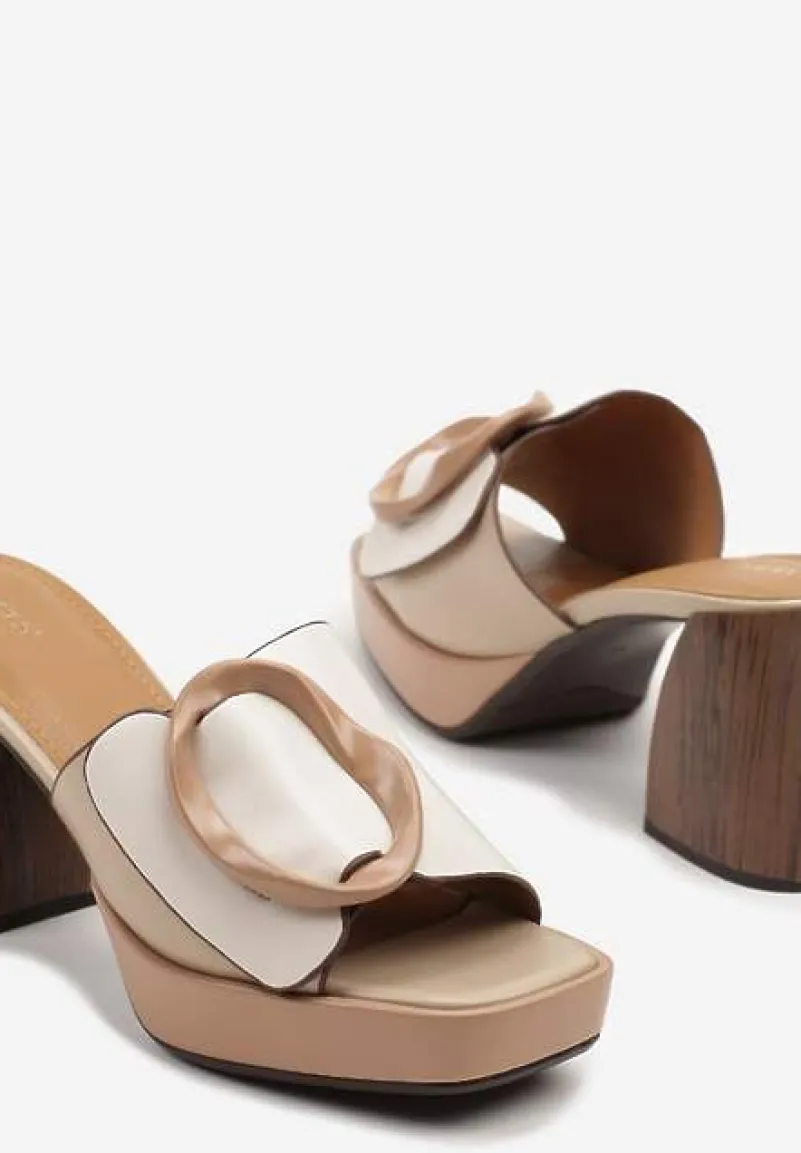 Beżowe Klapki na Platformie i Słupku Vices Ozdobione Nieregularną Klamrą Nilarisa