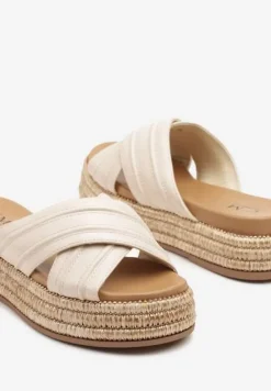 Beżowe Klapki na Platformie w Stylu Boho z Tłoczonymi Paskami Fonariel
