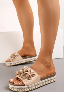 Beżowe Klapki na Podeszwie z Nitami Zdobione Kwiatową Aplikacją Althala