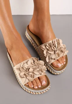 Beżowe Klapki na Podeszwie z Nitami Zdobione Kwiatową Aplikacją Althala