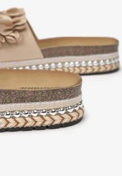 Beżowe Klapki na Podeszwie z Nitami Zdobione Kwiatową Aplikacją Althala