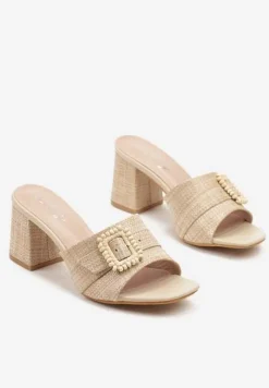 Beżowe Klapki na Słupku Ozdobione Klamrą Sepaviae