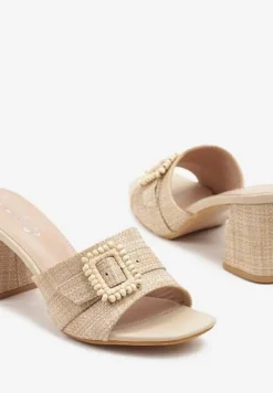 Beżowe Klapki na Słupku Ozdobione Klamrą Sepaviae