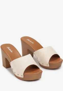 Beżowe Klapki na Słupku z Szerokim Paskiem z Nitami Leophelia