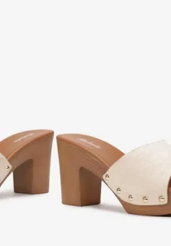 Beżowe Klapki na Słupku z Szerokim Paskiem z Nitami Leophelia