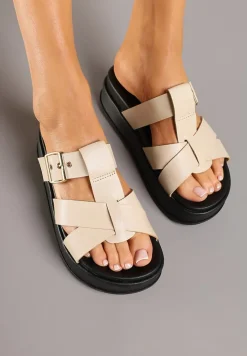 Beżowe Klapki Ozdobione Kwadratową Klamrą Gavrila