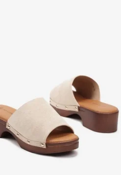 Beżowe Klapki Typu Chodaki z Wkładką z Imitacji Skóry Ozdobione Nitami na Słupku Obivena