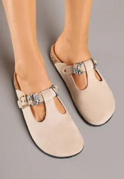 Beżowe Klapki Typu Chodaki Zdobione Wycięciami i Sprzączką Nilinore