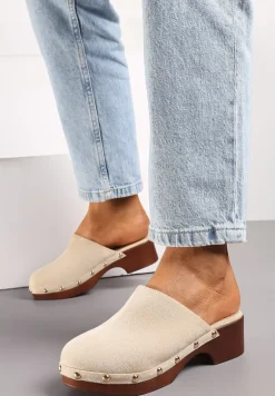 Beżowe Klapki Typu Drewniaki z Nitami i Płaskim Obcasem Nerai